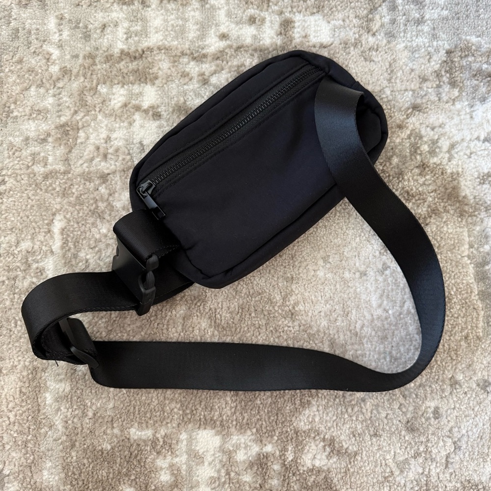 Victoria’s Secret Black Belt Bag - Picture 2 of 4